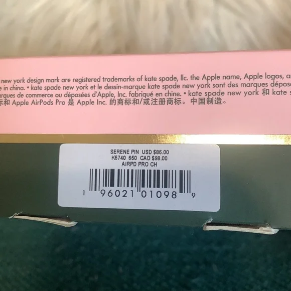 Kate Spade Knott pebbled leather AirPod pro case - Picture 3 of 6